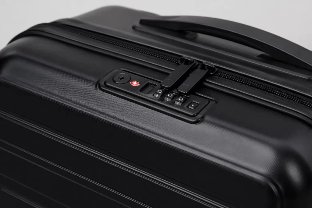 Compacte reiskoffer met veilig TSA-slot voor extra zekerheid onderweg.