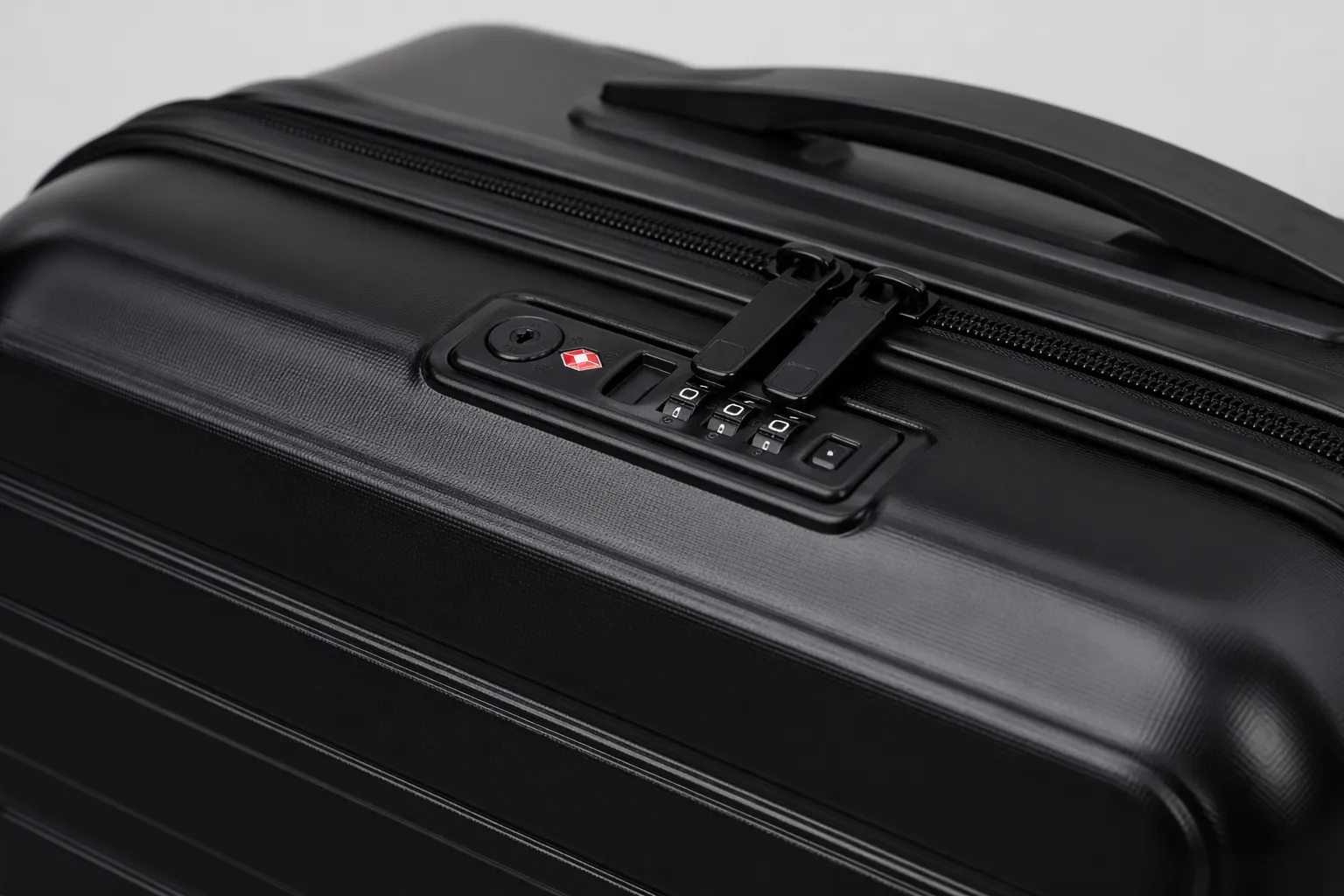 Compacte reiskoffer met veilig TSA-slot voor extra zekerheid onderweg.